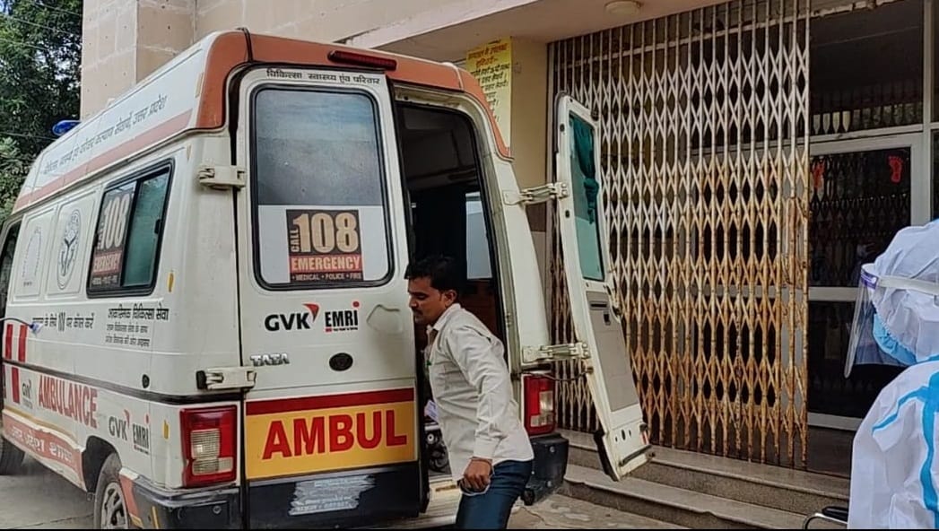LT arrived to take off the corona infected from the ambulance without a mask