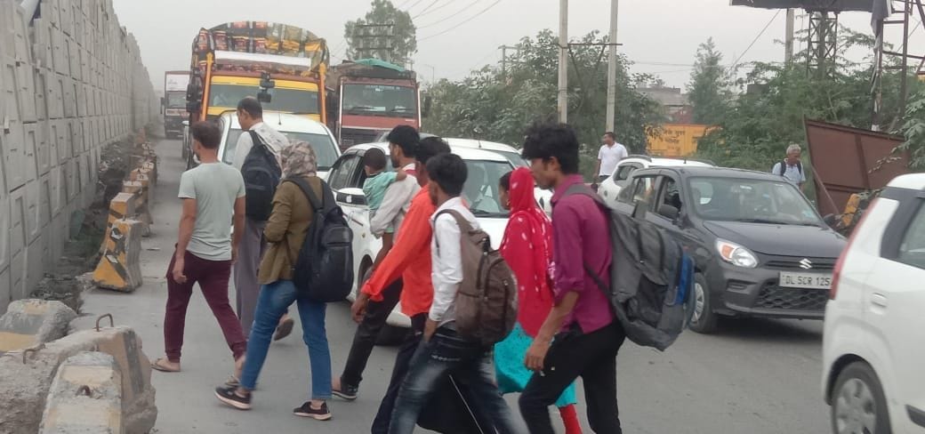 Seven flyovers being built in eight kilometers on NH-44, drivers forced to crawl through the jam