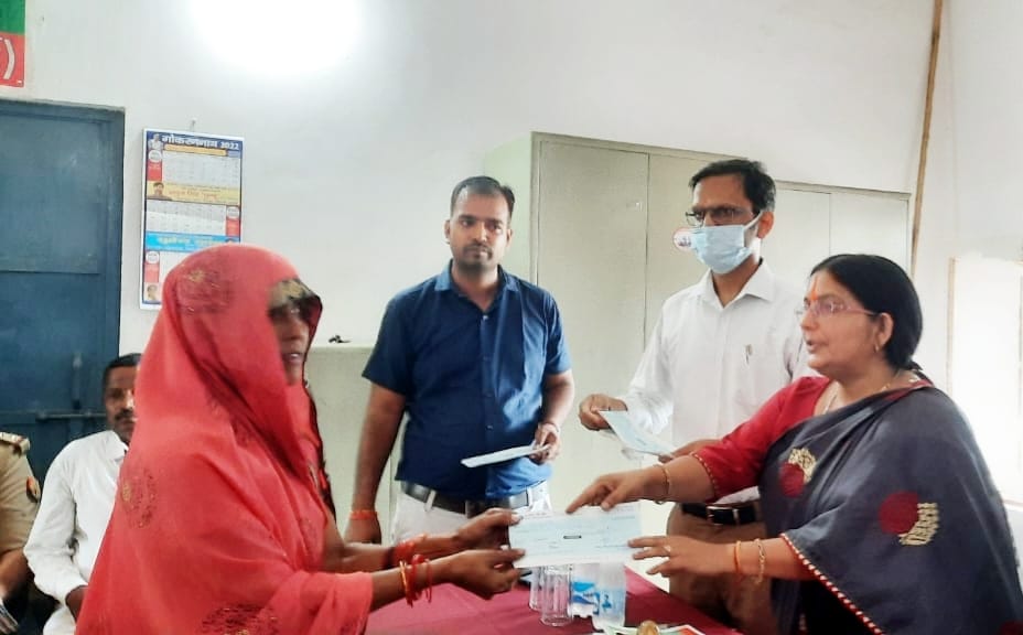 Hardoi, Compensation ointment on burnt crops of 60 farmers