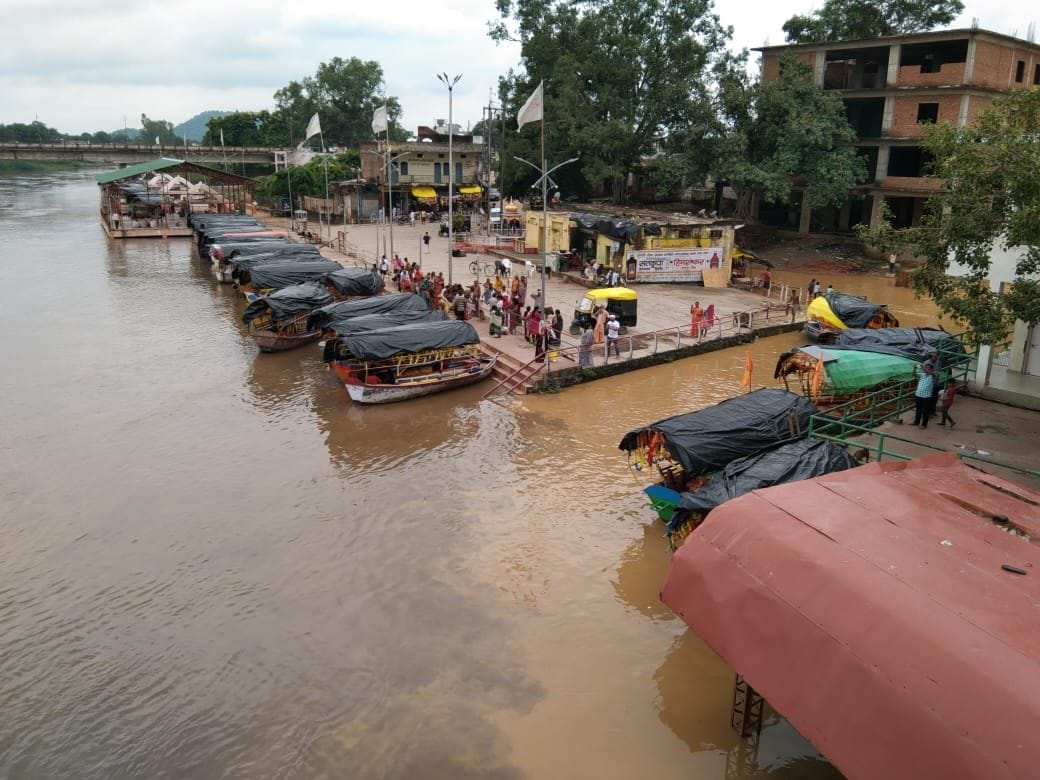 Chitrakoot: Bardaha river is in spate, water filled on the floor, traveling an additional distance of 15 km to tehsil headquarters