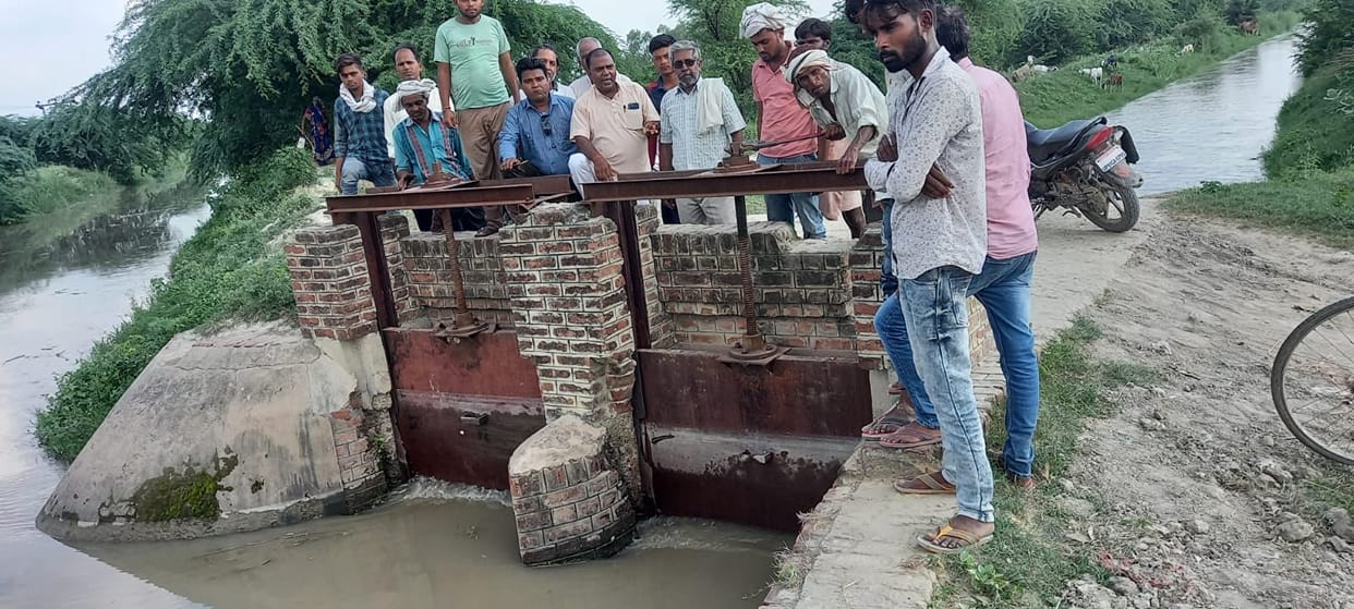 Farmers reached forcibly opening the gate of Ganiyawali Minor
