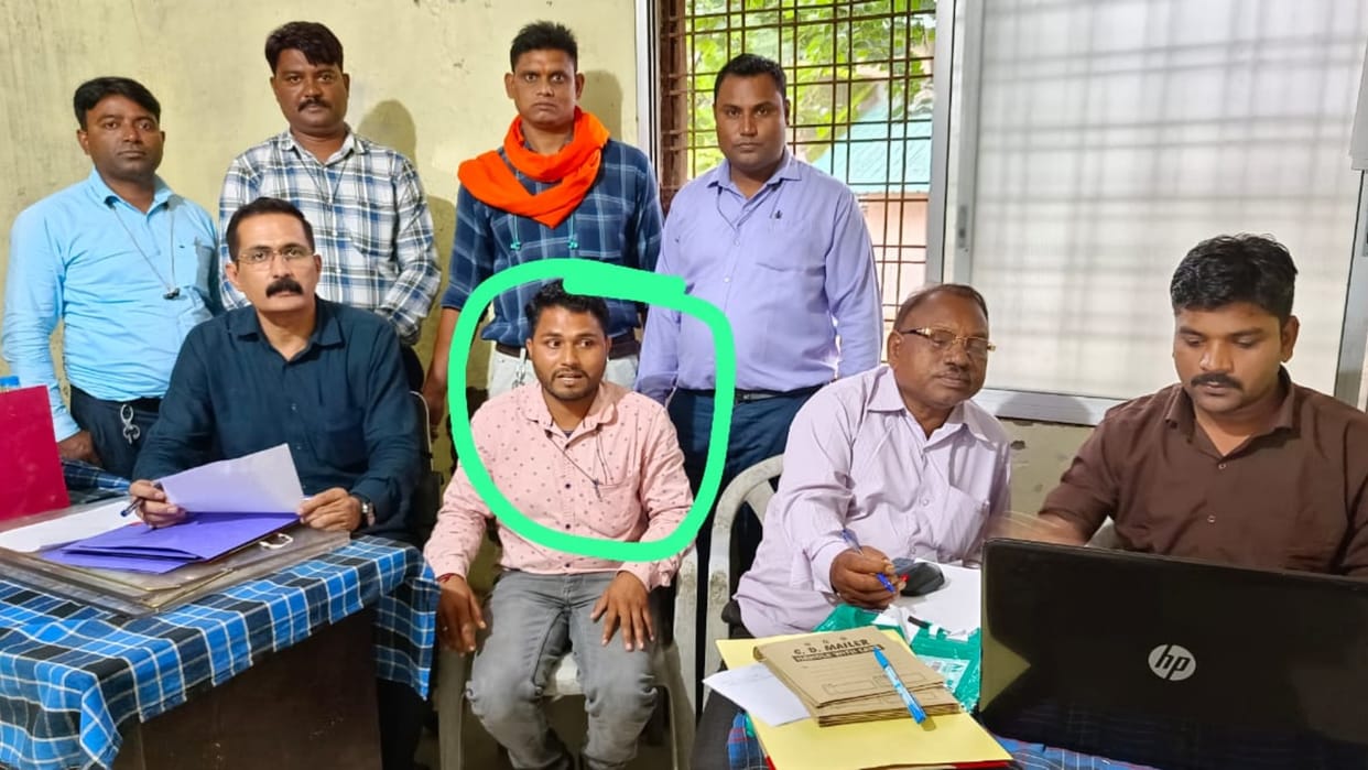 Lokayukta team caught the employment assistant while taking a bribe of five thousand in Chhindwara