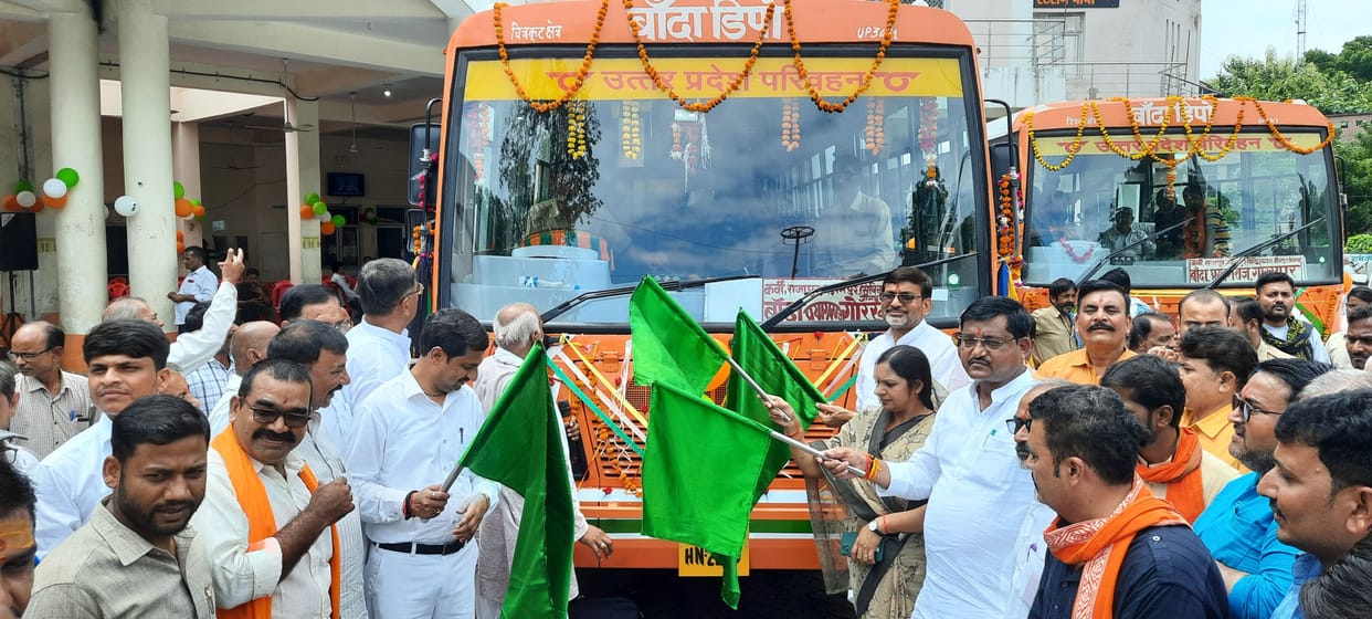Banda: Bundelkhand connected to CM City, direct bus service started, two new buses running Banda-Gorakhpur were flagged off by the minister