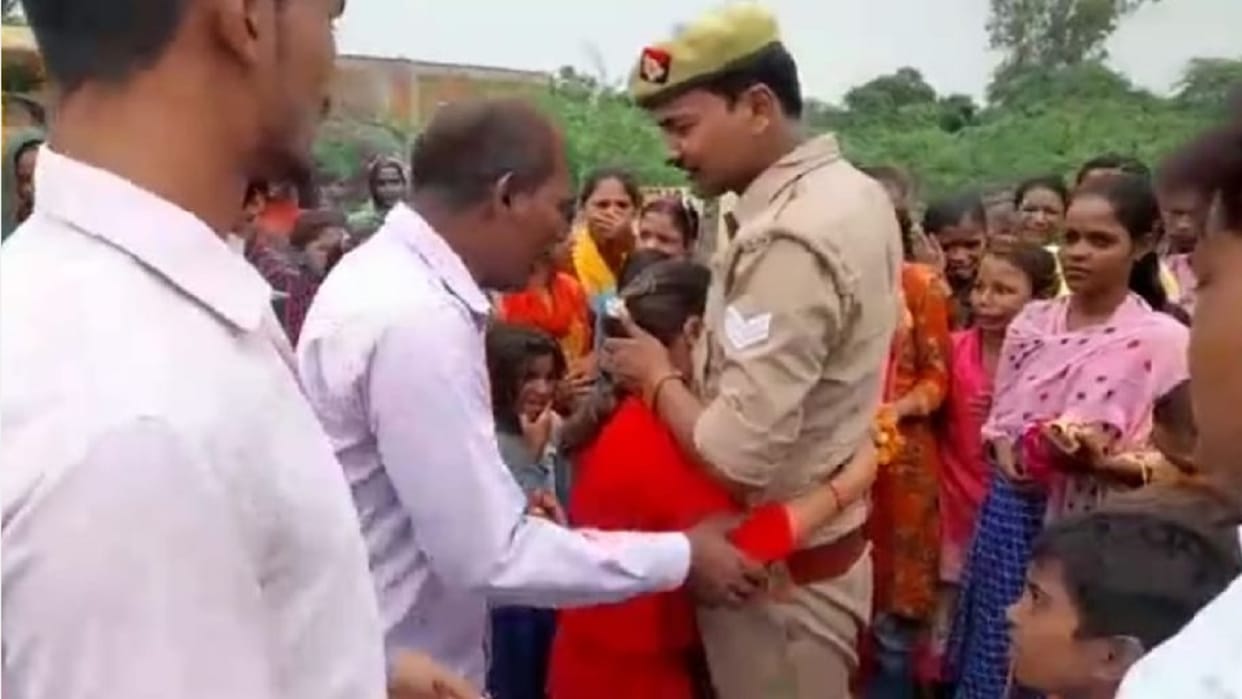 Children became emotional on transfer of  constable he school founder in unnao