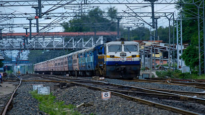 Indian Railways Interesting Facts About Kanchausi Railway Station - Amar  Ujala Hindi News Live - Indian Railways:भारत का अनोखा रेलवे स्टेशन, जहां एक  ही समय में दो जिलों में खड़ी होती हैं