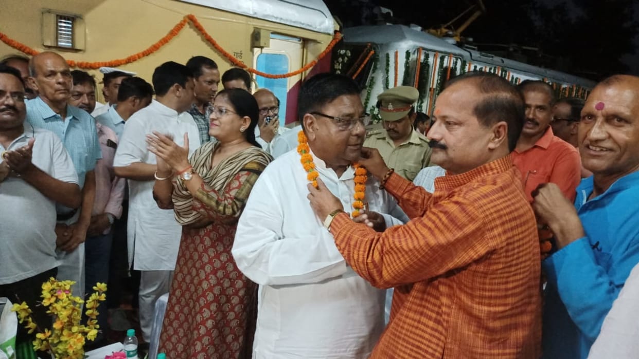 Intercity Express departs from Bahraich to varanasi.