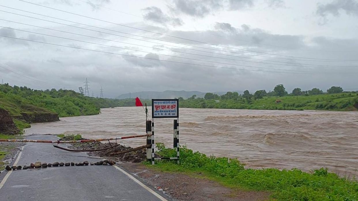 Water flowing over the slope of Johila river in Umaria, two assembly constituencies lost contact
