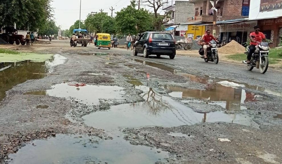 Auraiya: The roads became dilapidated in the rain, problem
