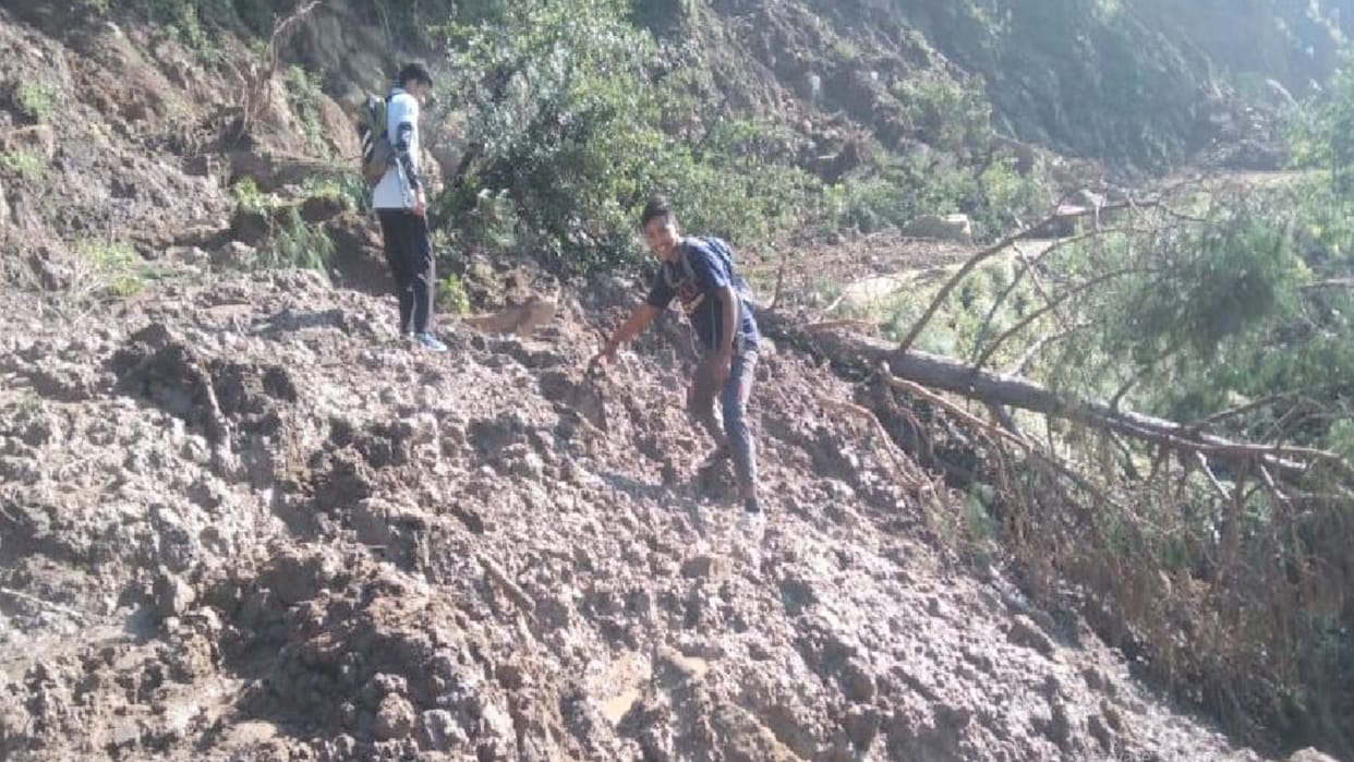 Himachal weather update, Traffic stalled on 104 roads, heavy rainfall alert for two days