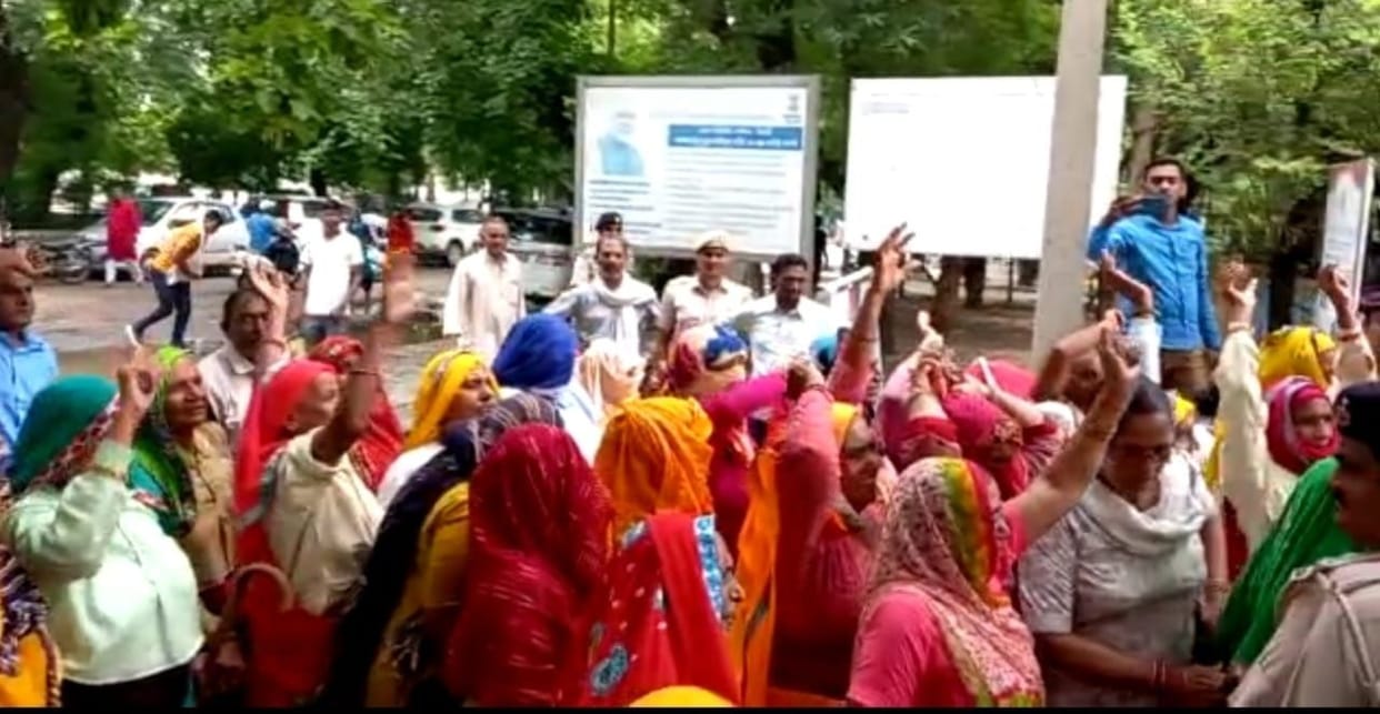 Villagers of Goliaka reached Laghu Secretariat to get the liquor contract removed, shouted slogans