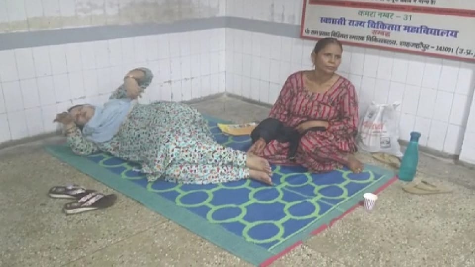 Case of pregnant woman lying on ground in Government Medical College Shahjahanpur viral on social media