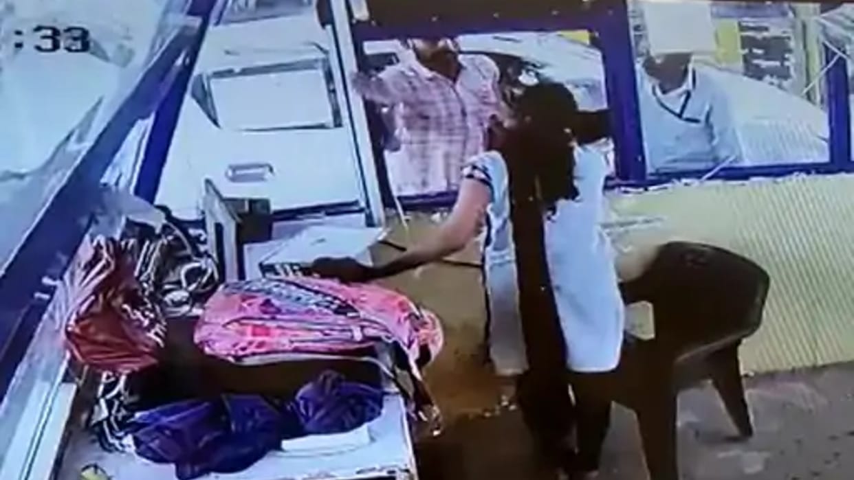 BJP leader's nephew's hooliganism in Biaora, Rajgarh, slapped a woman worker for demanding toll