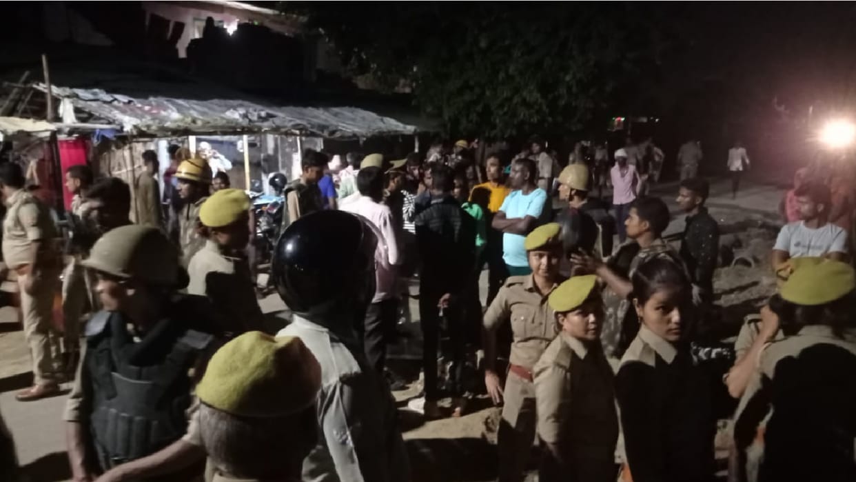 Demonstration by placing dead body in front of Khajni police station