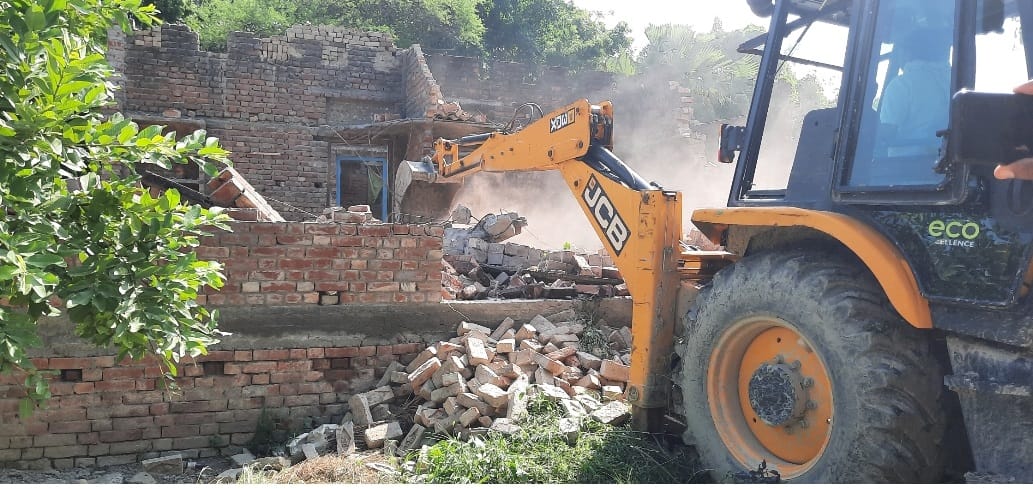 Bulldozer on the house of sharp shooter of Mafia Mukhtar
