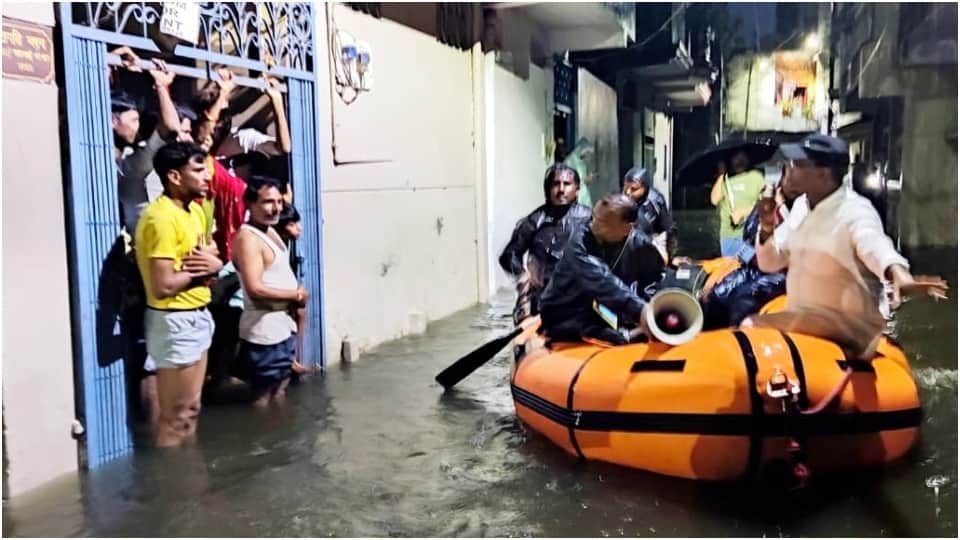 Heavy Rain in Bhopal: Rescue work done by boat on the roads made of pond, school still closed