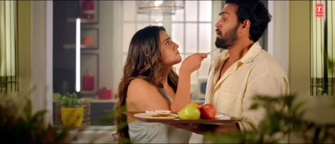 Bhojpuri actress Akshara Singh and actor karan khanna starrer new song 'Jhulaniya' released watch video here