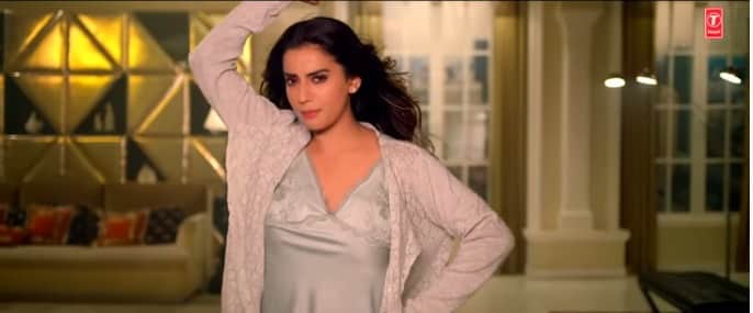 Bhojpuri actress Akshara Singh and actor karan khanna starrer new song 'Jhulaniya' released watch video here