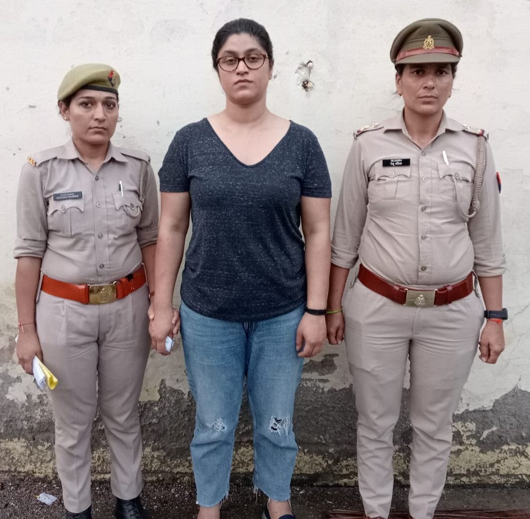 Female lawyer abuses the guard, gripped and shoved