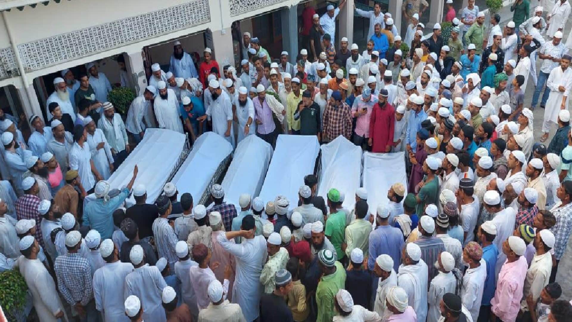 last rites were performed in Mirzapur after death of six people in accident in Saharanpur