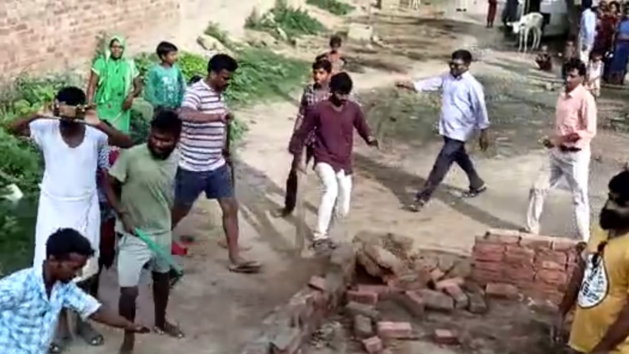 Clash between two groups in sakran thana kshetra in Sitapur.