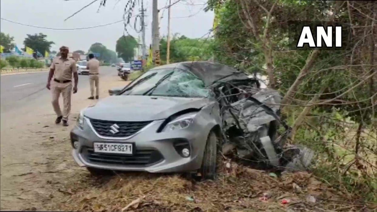 Bus-car collided in Gurugram four youths died one injured