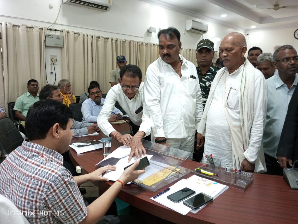 DM kaushal raj sharma held jansunwai in varanasi  Show cause notice to Lekhpal