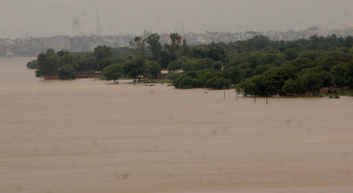 ganga water level started decreasing in varanasi but problems of people  Continuously