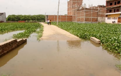 ganga water level started decreasing in varanasi but problems of people  Continuously