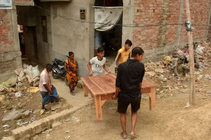 ganga water level started decreasing in varanasi but problems of people  Continuously