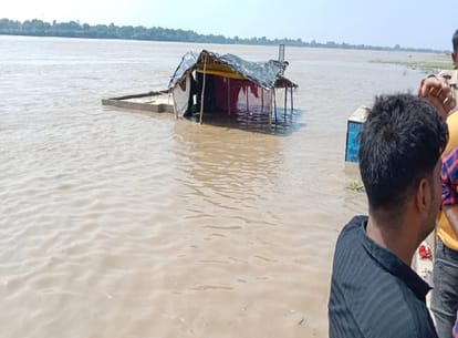 Youth drown in Ganga in varanasi Accident due to taking selfie near Kaithi Markandeya temple