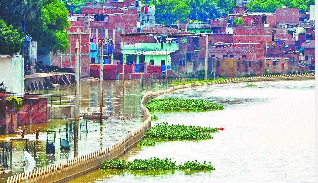 Ganga flood in varanasi Many families become homeless see in photos