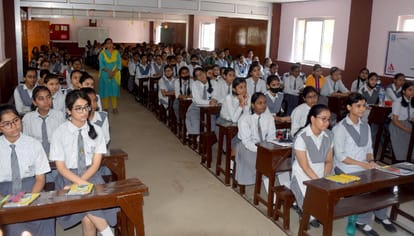 Police ki pathshala in varanasi PAC commandant taught the lesson of law