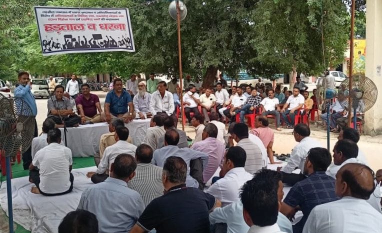 Advocates strike, picket