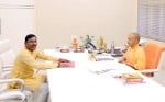 लखनऊ में मुख्यमंत्री आवास पर क्षेत्र की समस्याओं के संबंध में मुख्यमंत्री से मिलते दुद्धी विधाय