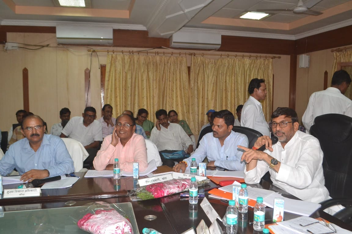 Banda: Electricity officers and employees do not pick up the phone, MPs flare up in Disha's meeting, warn of reforms