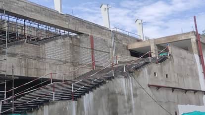 मेट्रो स्टेशन की छत का निर्माण शुरू