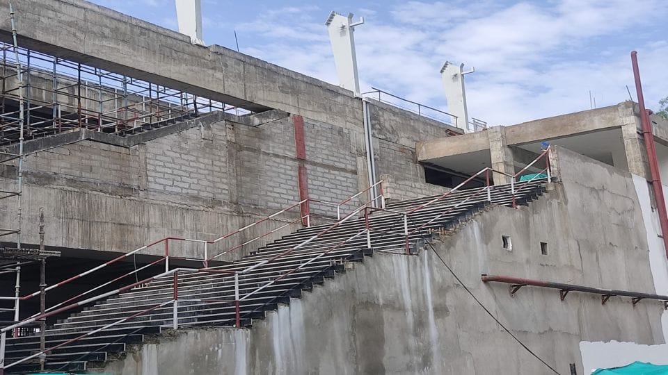 construction of the roof of three stations of Agra Metro started
