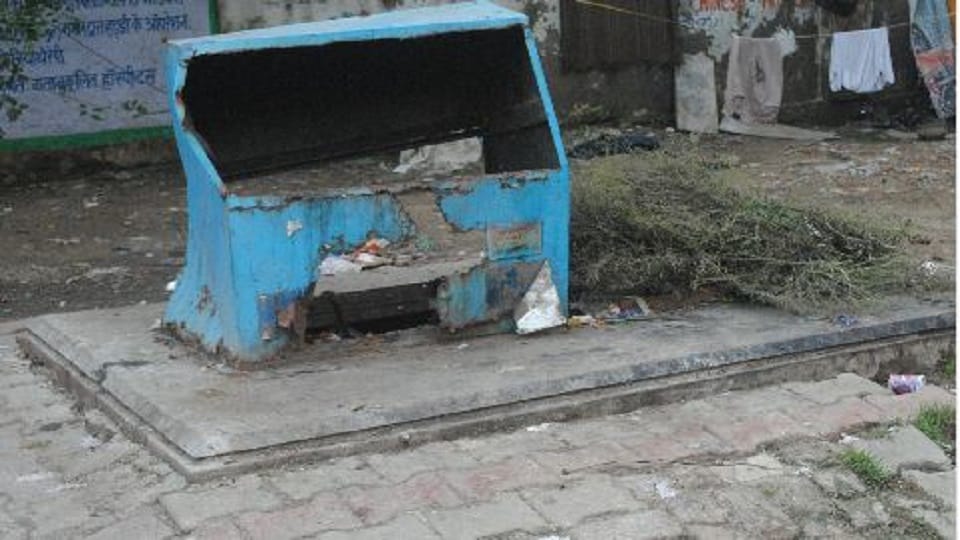 agra dustbin cost 16 crore become junk conditions