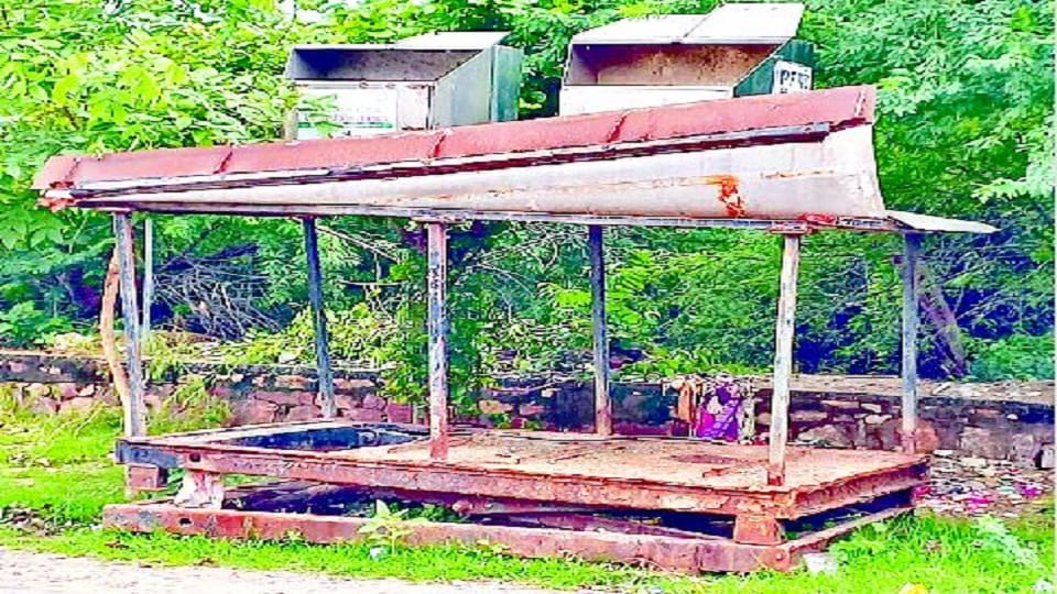 agra dustbin cost 16 crore become junk conditions