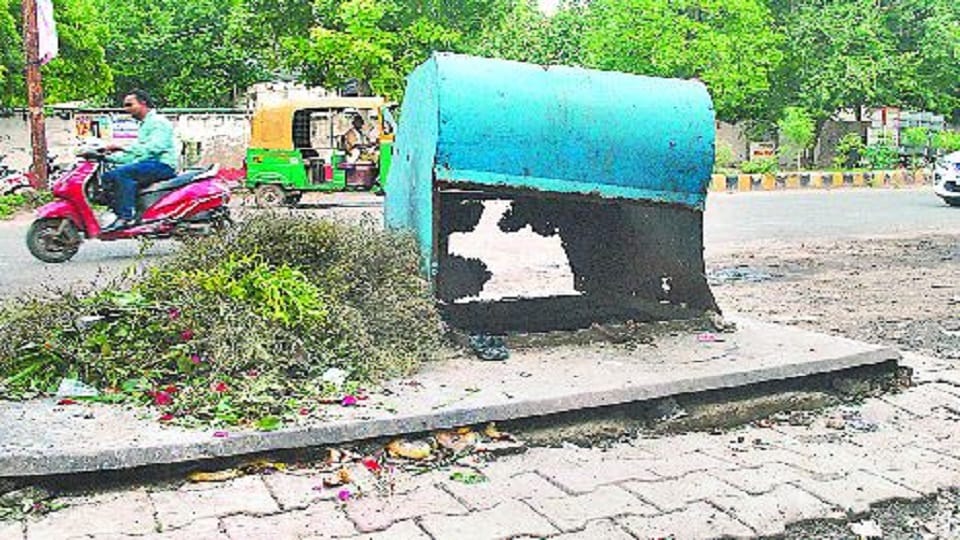 agra dustbin cost 16 crore become junk conditions