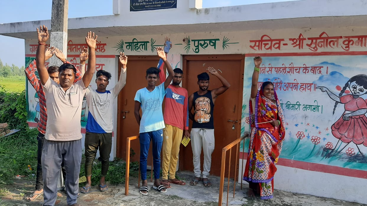 Demonstration for opening the toilet lock