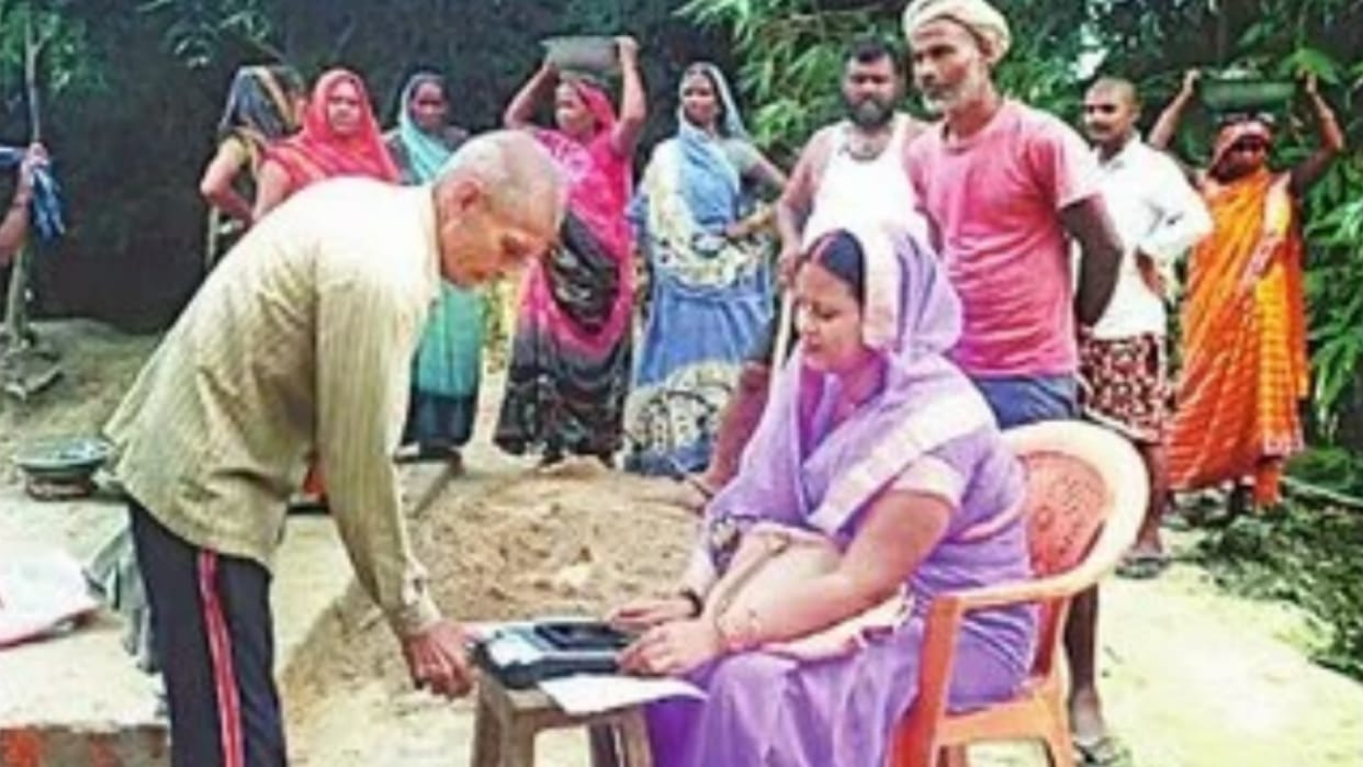 MNREGA workers will now get paid on the spot in Ambedkarnagar.