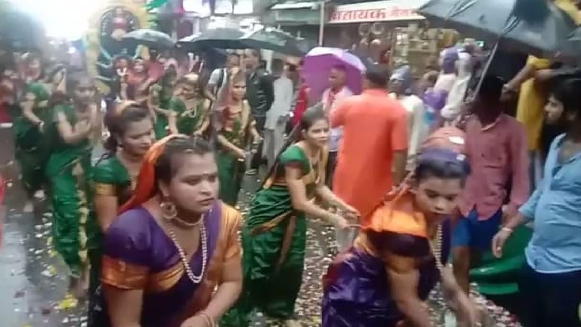 Baba Neelkantheshwar's royal ride, Bhagoria dance and tableaux came out amid the rain in Shajapur