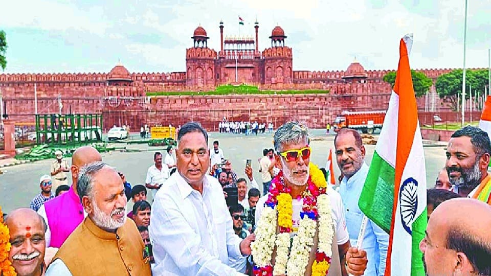 Film artist Milind Soman reached Red Fort after completing Unity Run BJP leaders congratulated