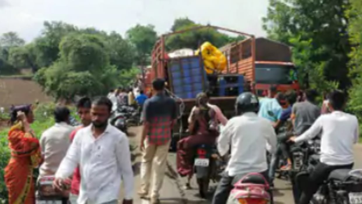 Two girl students died in an accident on Indore Ichhapur highway in Burhanpur