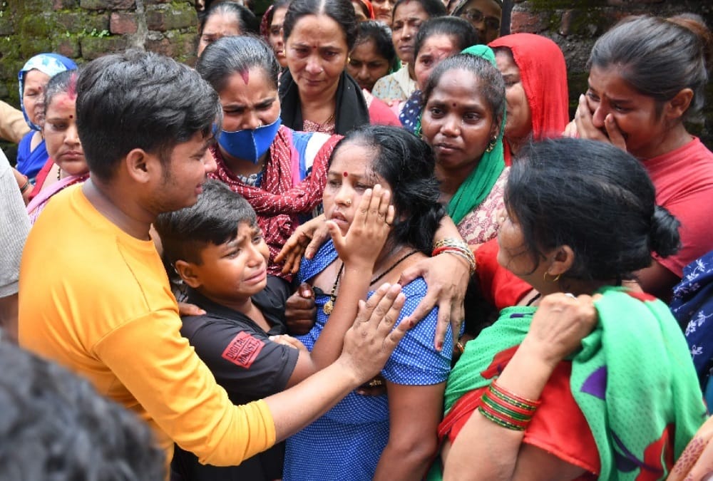 Haldwani News: mother crying badly to see Son dead body after drown into Gaula river
