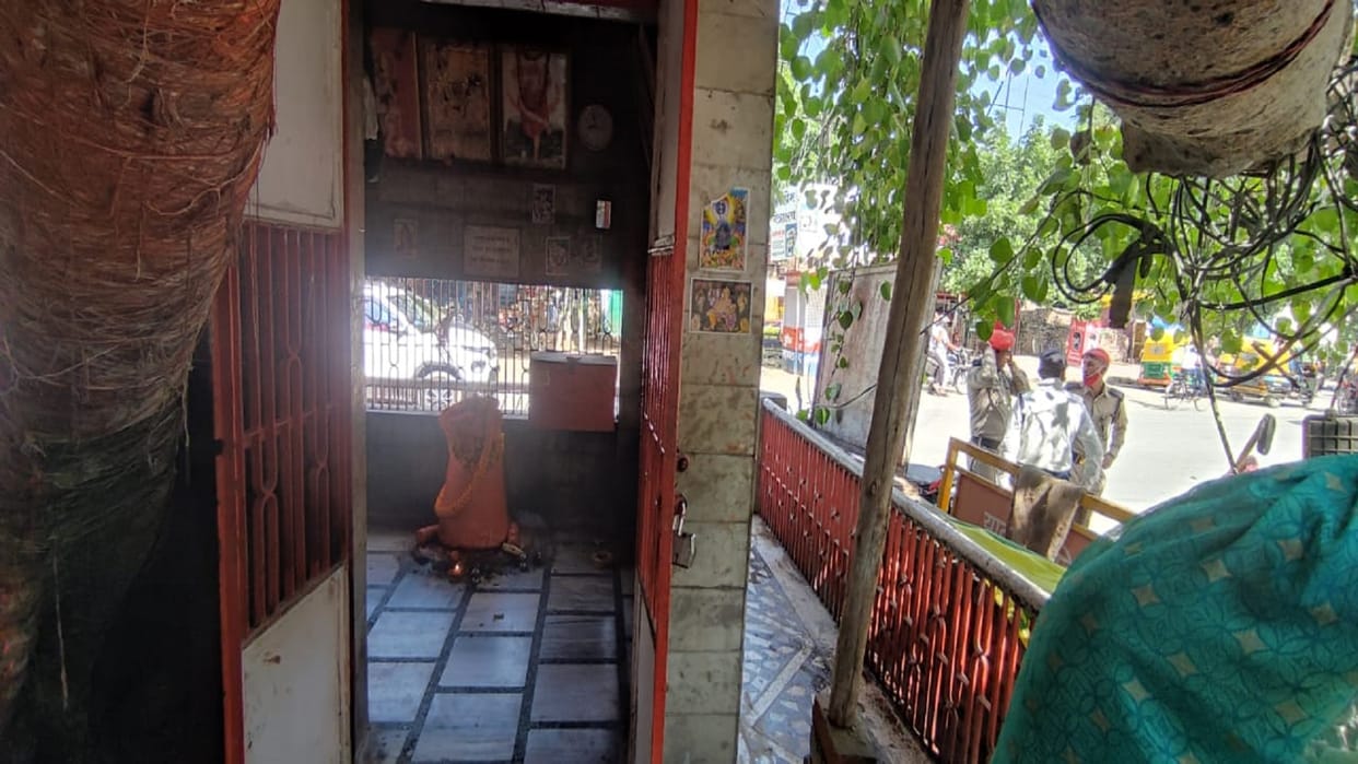 Thieves took away lakhs of rupees from the donation box of temple near police post in varanasi