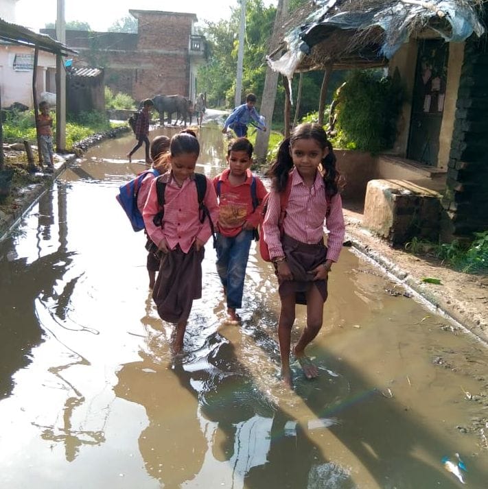 Chitrakoot: Waterlogging blocked the way to the school, problem in traffic due to waterlogging on the main road of Balapur Mafi village