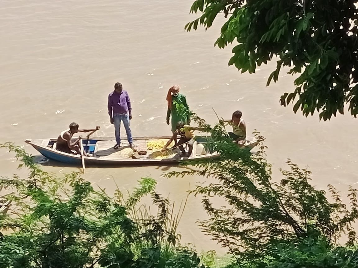 Chitrakoot: A young man taking a bath in Yamuna drowned, was going to visit Maihar on foot from Kaushambi with uncle
