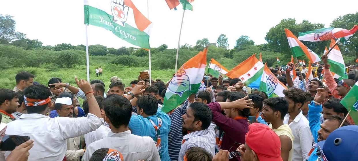 Chitrakoot: Demonstration against land mafia, clashes with police, NSUI demands action by giving memorandum